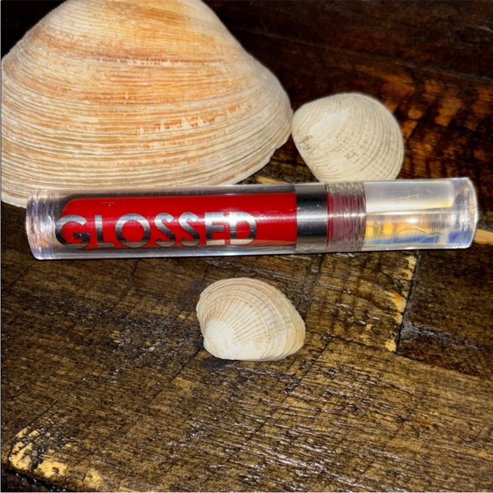 Sephora Glossed Lip Gloss - Vibrant
"Stiletto Red" NWT